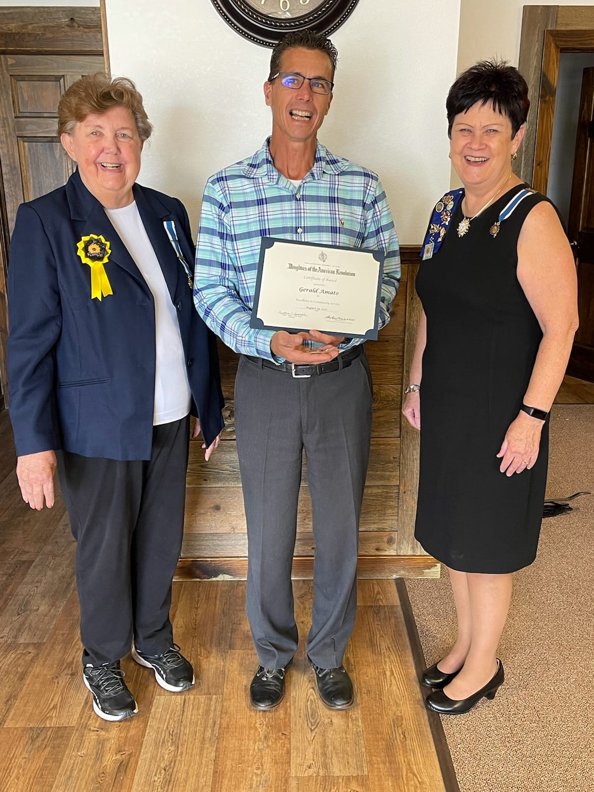 Gerald Amato receives DAR Award.